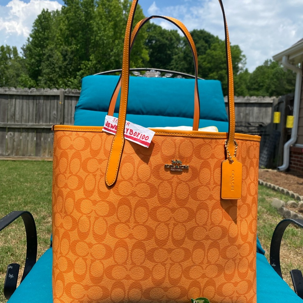 AUTHENTIC Coach Light Orange🍊REVERSABLE Signature C City Tote CA157 NWT 🌺🌸🌺